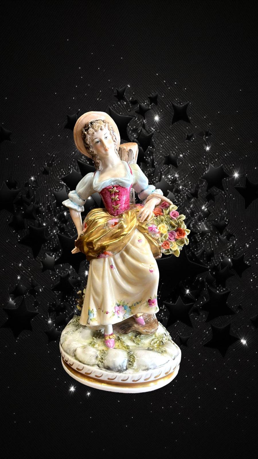 Figura Dama con Flores - Porcelana Elegante - Cositas Antiguas – La Guadaña, Anticuarios Online en Jerez , vender antigüedades, muebles antiguos