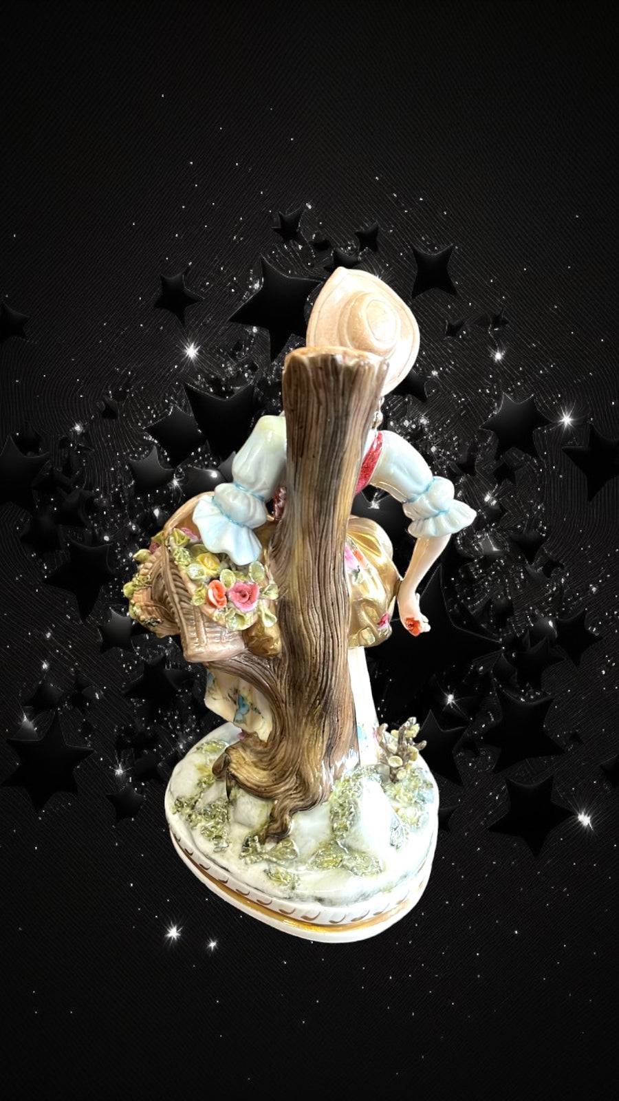 Figura Dama con Flores - Porcelana Elegante - Cositas Antiguas – La Guadaña, Anticuarios Online en Jerez , vender antigüedades, muebles antiguos