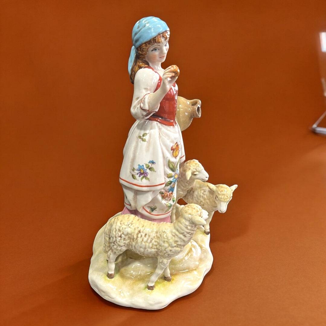 Figura de porcelana: Señora con Ovejas para una decoración - Cositas Antiguas – La Guadaña, Anticuarios Online en Jerez , vender antigüedades, muebles antiguos