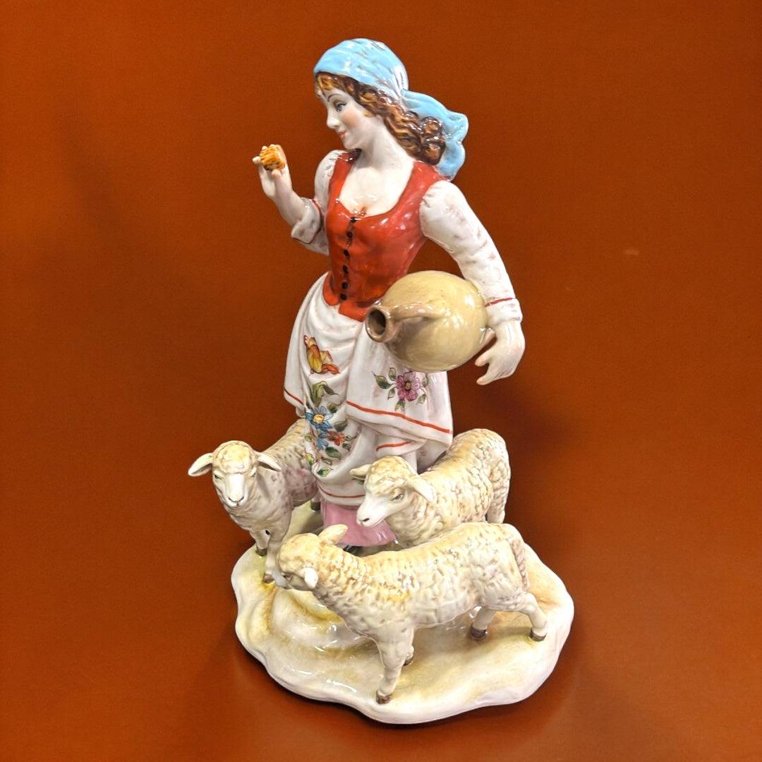 Figura de porcelana: Señora con Ovejas para una decoración - Cositas Antiguas – La Guadaña, Anticuarios Online en Jerez , vender antigüedades, muebles antiguos