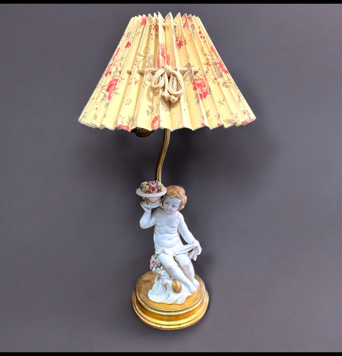Lamparas vintage con querubines de porcelana y peana dorada - Cositas Antiguas – La Guadaña, Anticuarios Online en Jerez , vender antigüedades, muebles antiguos
