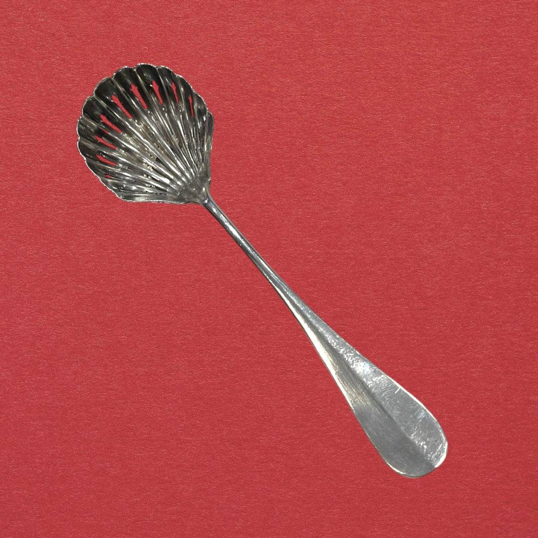 Cucharilla de Servir en Forma de Concha con Calados - Cositas Antiguas – La Guadaña, Anticuarios Online en Jerez , vender antigüedades, muebles antiguos