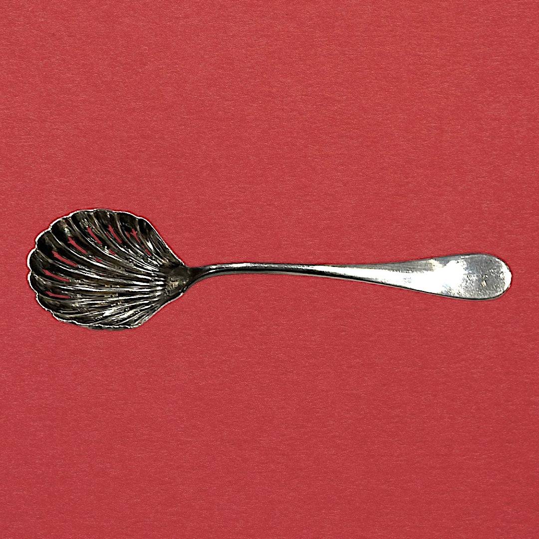 Cucharilla de Servir en Forma de Concha con Calados - Cositas Antiguas – La Guadaña, Anticuarios Online en Jerez , vender antigüedades, muebles antiguos