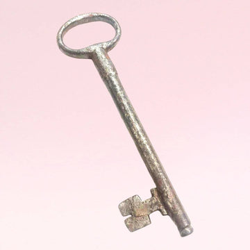 Llave antigua de forja para decoración | Historia - Cositas Antiguas – La Guadaña, Anticuarios Online en Jerez , vender antigüedades, muebles antiguos
