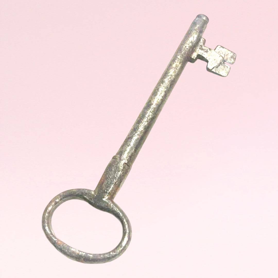 Llave antigua de forja para decoración | Historia - Cositas Antiguas – La Guadaña, Anticuarios Online en Jerez , vender antigüedades, muebles antiguos