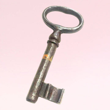 Rara llave antigua de forja, elemento decorativo - Cositas Antiguas – La Guadaña, Anticuarios Online en Jerez , vender antigüedades, muebles antiguos