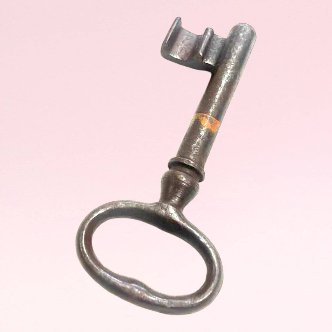 Rara llave antigua de forja, elemento decorativo - Cositas Antiguas – La Guadaña, Anticuarios Online en Jerez , vender antigüedades, muebles antiguos