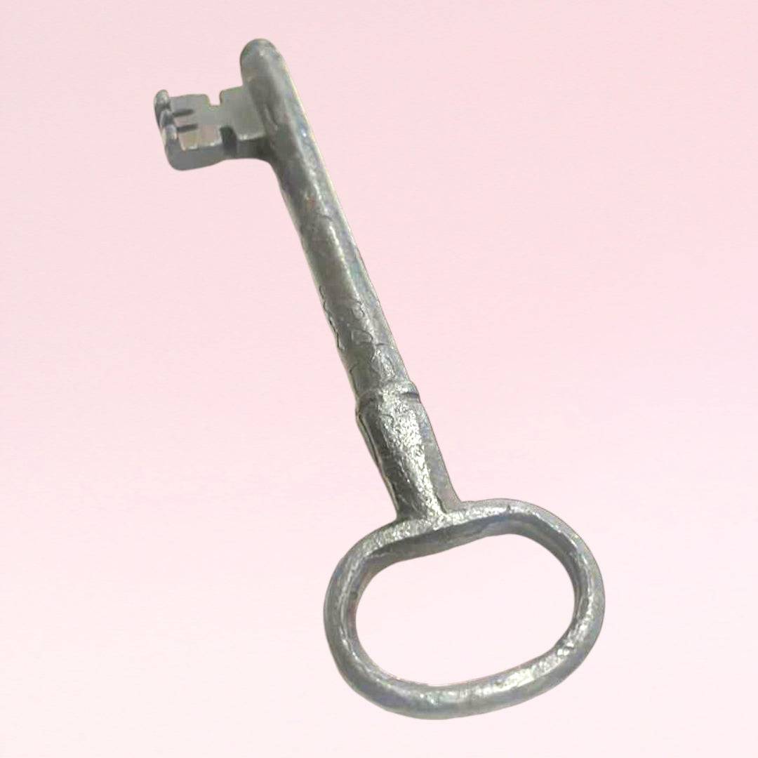 Llave antigua de forja decorativa para hogar o colección - Cositas Antiguas – La Guadaña, Anticuarios Online en Jerez