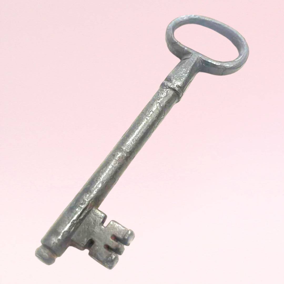 Llave antigua de forja decorativa para hogar o colección - Cositas Antiguas – La Guadaña, Anticuarios Online en Jerez