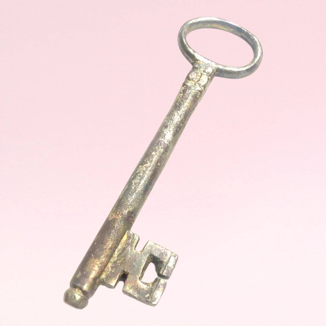 Llave antigua de forja | Elemento decorativo único - Cositas Antiguas – La Guadaña, Anticuarios Online en Jerez , vender antigüedades, muebles antiguos