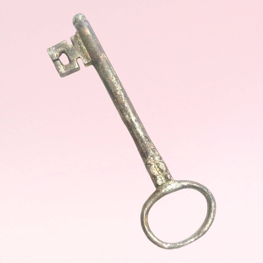 Llave antigua de forja | Elemento decorativo único - Cositas Antiguas – La Guadaña, Anticuarios Online en Jerez , vender antigüedades, muebles antiguos