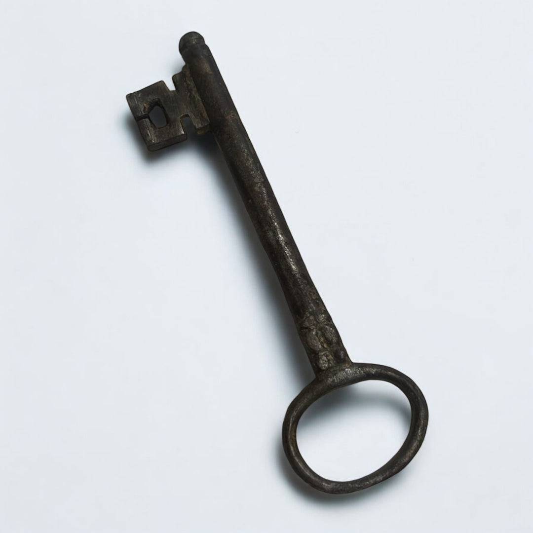 Llave antigua de forja rara, pieza decorativa para el hogar - Cositas Antiguas – La Guadaña, Anticuarios Online en Jerez , vender antigüedades, muebles antiguos
