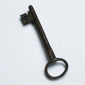 Llave antigua de forja rara, pieza decorativa para el hogar - Cositas Antiguas – La Guadaña, Anticuarios Online en Jerez , vender antigüedades, muebles antiguos