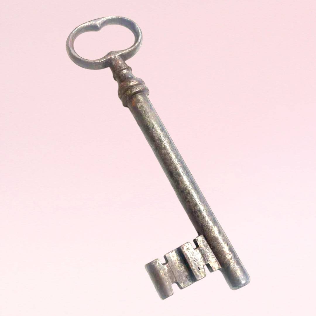 Llave antigua de forja: Historia y decoración única - Cositas Antiguas – La Guadaña, Anticuarios Online en Jerez , vender antigüedades, muebles antiguos