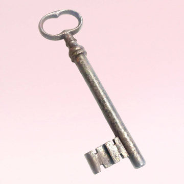Llave antigua de forja: Historia y decoración única - Cositas Antiguas – La Guadaña, Anticuarios Online en Jerez , vender antigüedades, muebles antiguos