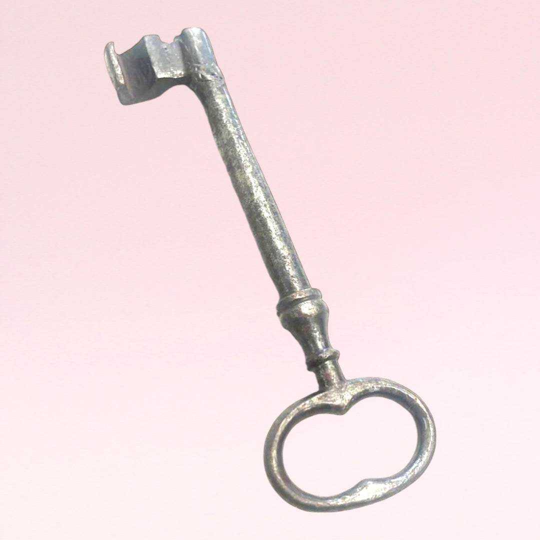 Llave antigua de forja para decoración, ideal para el hogar - Cositas Antiguas – La Guadaña, Anticuarios Online en Jerez , vender antigüedades, muebles antiguos