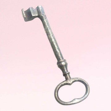 Llave antigua de forja para decoración, ideal para el hogar - Cositas Antiguas – La Guadaña, Anticuarios Online en Jerez , vender antigüedades, muebles antiguos