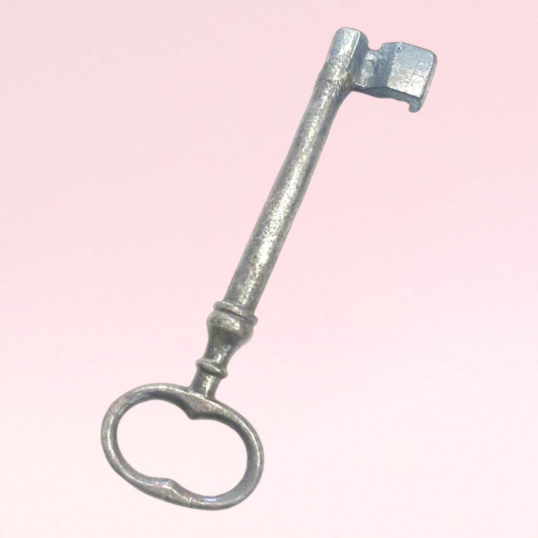 Llave antigua de forja para decoración, ideal para el hogar - Cositas Antiguas – La Guadaña, Anticuarios Online en Jerez , vender antigüedades, muebles antiguos