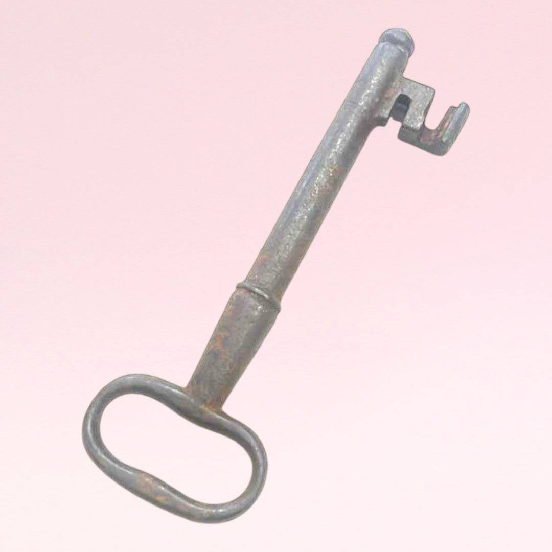 Llave antigua de forja, decorativa y rara, ideal - Cositas Antiguas – La Guadaña, Anticuarios Online en Jerez