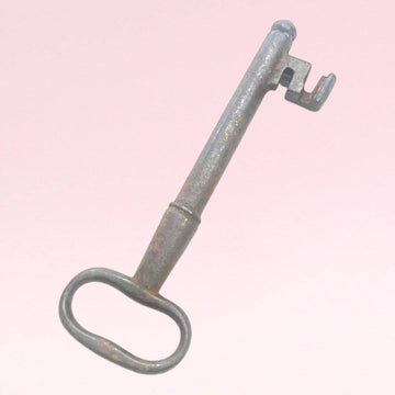 Llave antigua de forja, decorativa y rara, ideal - Cositas Antiguas – La Guadaña, Anticuarios Online en Jerez