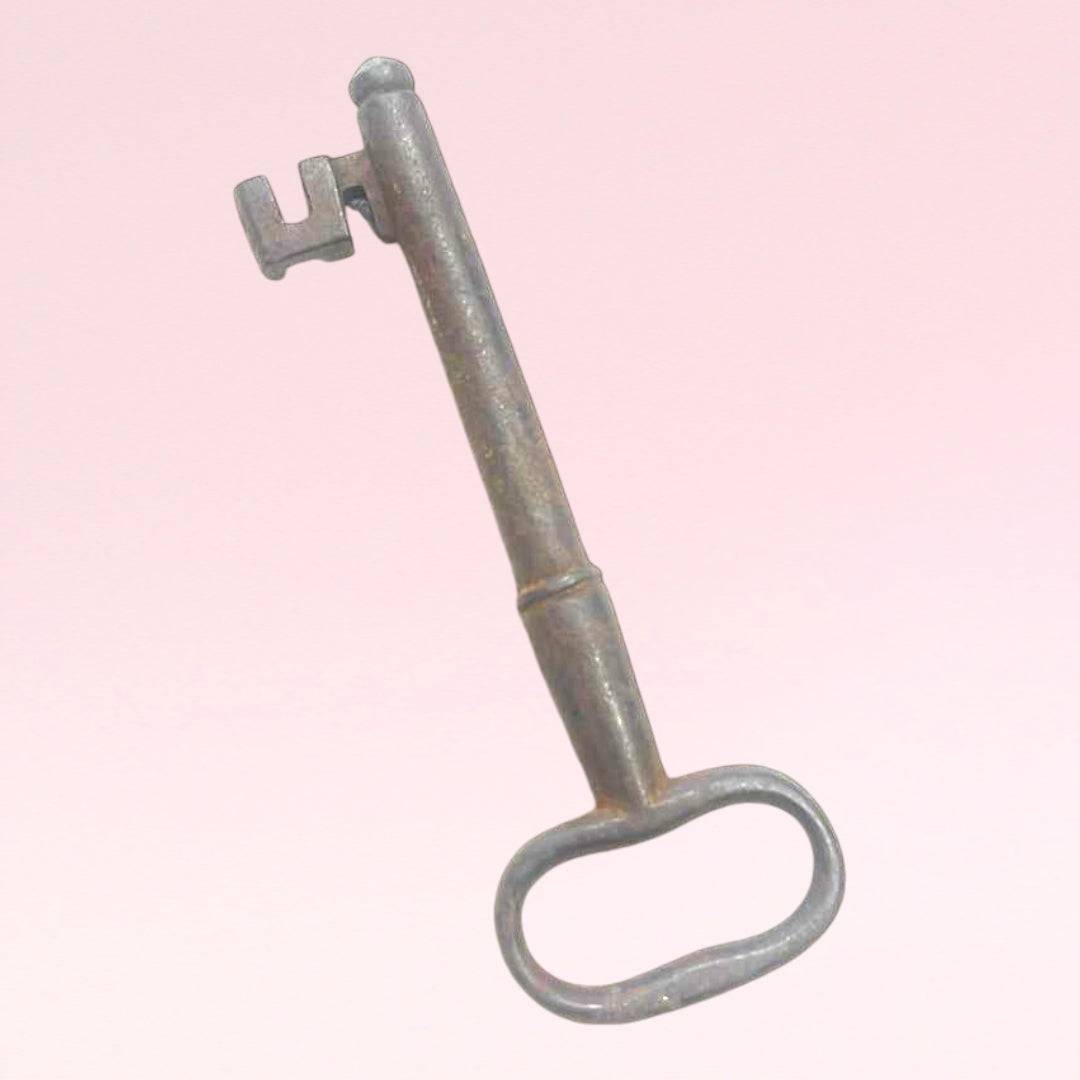Llave antigua de forja, decorativa y rara, ideal - Cositas Antiguas – La Guadaña, Anticuarios Online en Jerez