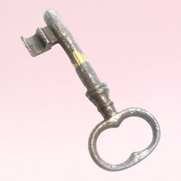 Llave antigua de forja como elemento decorativo - Cositas Antiguas – La Guadaña, Anticuarios Online en Jerez , vender antigüedades, muebles antiguos