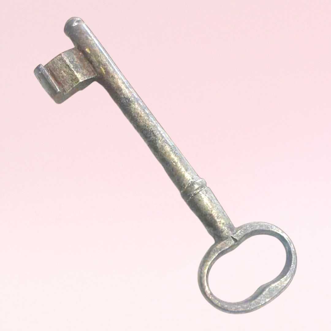 Llave antigua de forja, rara y decorativa para puertas - Cositas Antiguas – La Guadaña, Anticuarios Online en Jerez ,
