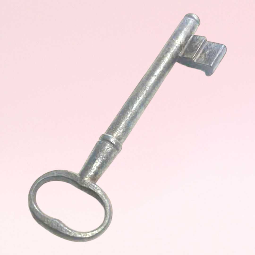 Llave antigua de forja, rara y decorativa para puertas - Cositas Antiguas – La Guadaña, Anticuarios Online en Jerez , v