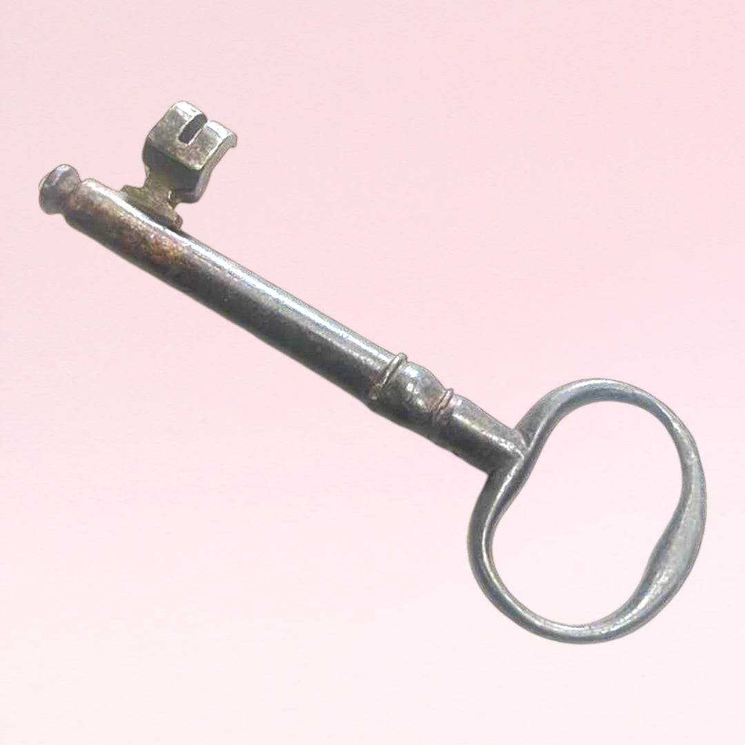 Llave antigua de forja decorativa para puertas o interiores - Cositas Antiguas – La Guadaña, Anticuarios Online en Jerez , vender antigüedades, muebles antiguos