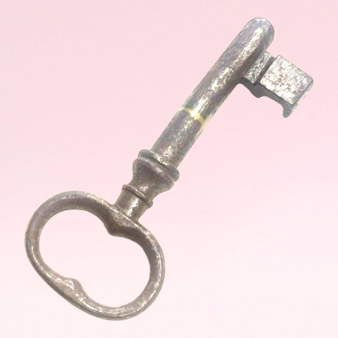 Llave antigua de forja como elemento decorativo - Cositas Antiguas – La Guadaña, Anticuarios Online en Jerez , vender antigüedades, muebles antiguos