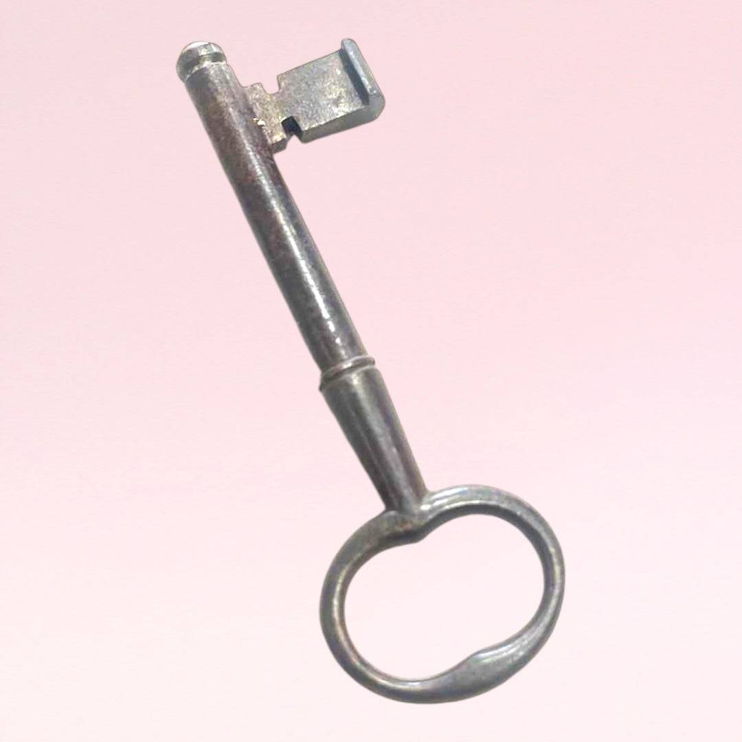 Llave antigua de forja, pieza histórica decorativa - Cositas Antiguas – La Guadaña, Anticuarios Online en Jerez , vender antigüedades, muebles antiguos