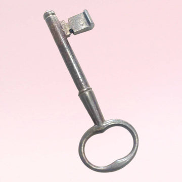 Llave antigua de forja, pieza histórica decorativa - Cositas Antiguas – La Guadaña, Anticuarios Online en Jerez , vender antigüedades, muebles antiguos
