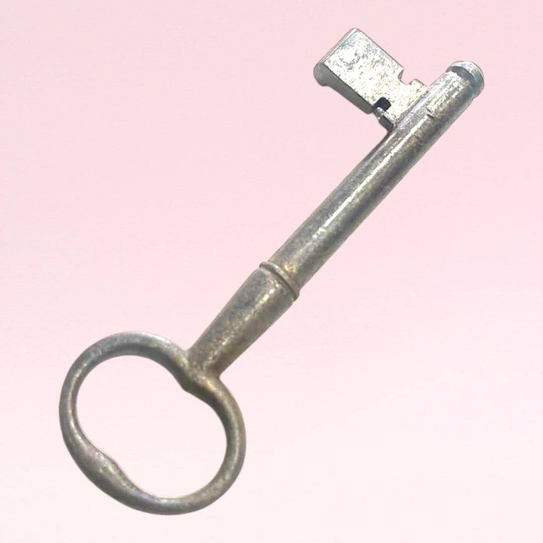 Llave antigua de forja, pieza histórica decorativa - Cositas Antiguas – La Guadaña, Anticuarios Online en Jerez , vender antigüedades, muebles antiguos