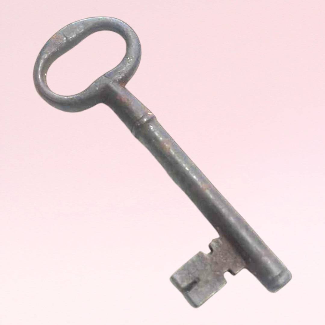 Llave antigua de forja, ideal como pieza decorativa y única - Cositas Antiguas – La Guadaña, Anticuarios Online en Jerez , vender antigüedades, muebles antiguos