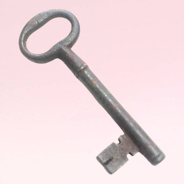 Llave antigua de forja, ideal como pieza decorativa y única - Cositas Antiguas – La Guadaña, Anticuarios Online en Jerez , vender antigüedades, muebles antiguos