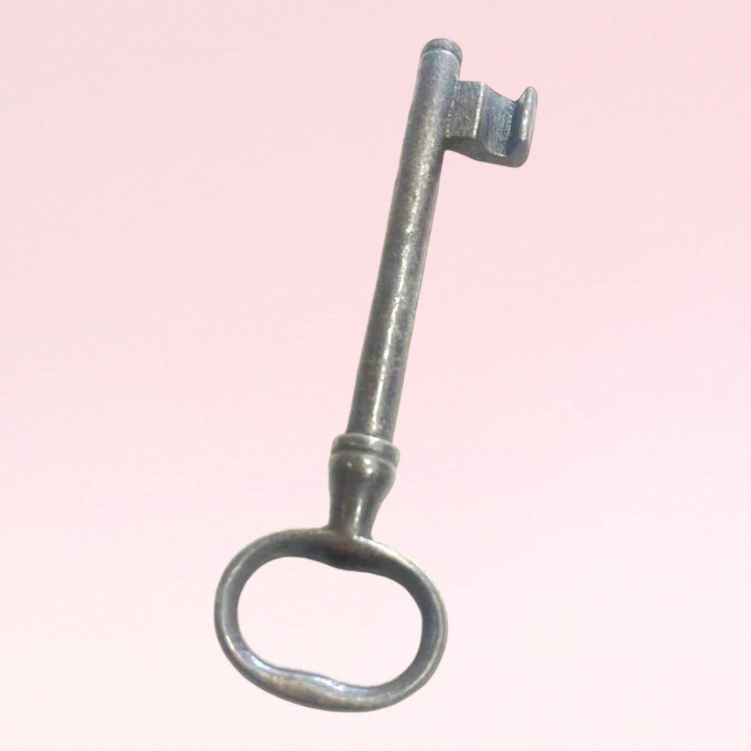 Llave antigua de forja: pieza única para decoración - Cositas Antiguas – La Guadaña, Anticuarios Online en Jerez , vender antigüedades, muebles antiguos