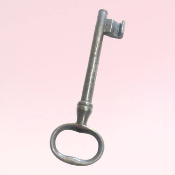Llave antigua de forja: pieza única para decoración - Cositas Antiguas – La Guadaña, Anticuarios Online en Jerez , vender antigüedades, muebles antiguos
