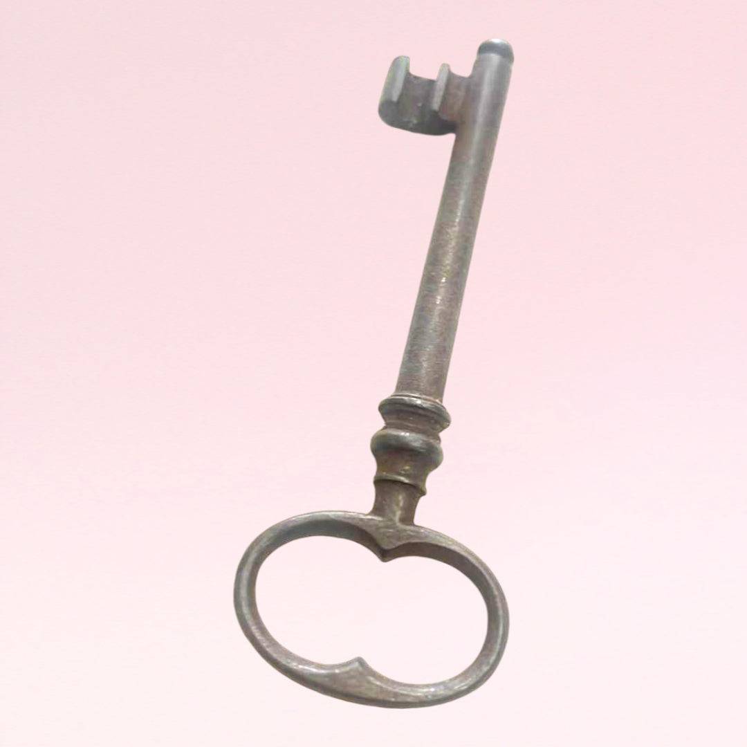 Llave antigua de forja, pieza única decorativa - Cositas Antiguas – La Guadaña, Anticuarios Online en Jerez , vender antigüedades, muebles antiguos