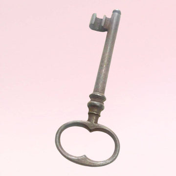 Llave antigua de forja, pieza única decorativa - Cositas Antiguas – La Guadaña, Anticuarios Online en Jerez , vender antigüedades, muebles antiguos
