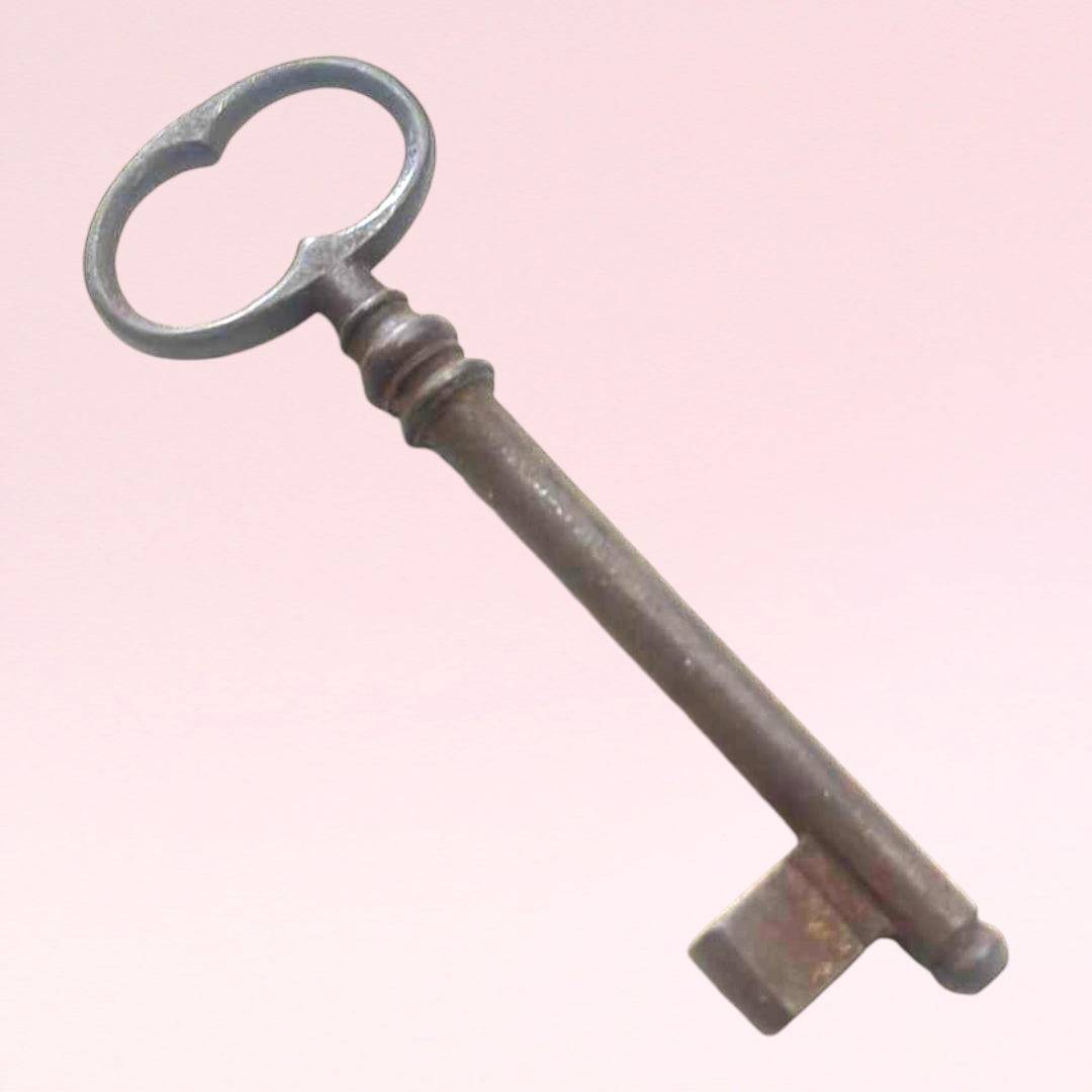 Llave antigua de forja, pieza única decorativa - Cositas Antiguas – La Guadaña, Anticuarios Online en Jerez , vender antigüedades, muebles antiguos