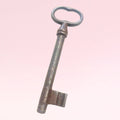 Llave antigua de forja para decoración de interiores - Cositas Antiguas – La Guadaña, Anticuarios Online en Jerez , vender antigüedades, muebles antiguos