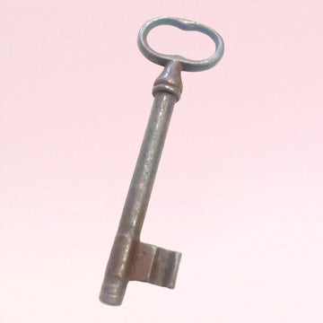 Llave antigua de forja, pieza rara decorativa para el hogar - Cositas Antiguas – La Guadaña, Anticuarios Online en Jerez , vender antigüedades, muebles antiguos