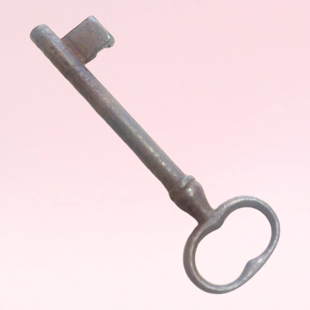 Llave antigua de forja para decoración de interiores - Cositas Antiguas – La Guadaña, Anticuarios Online en Jerez , vender antigüedades, muebles antiguos