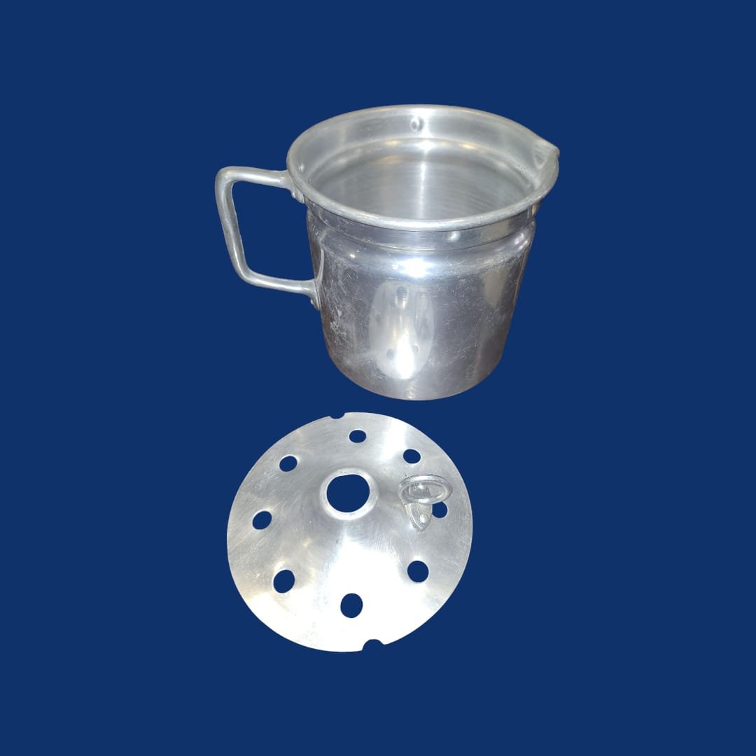 Lechera de aluminio con tapa perforada y asa resistente - Cositas Antiguas – La Guadaña, Anticuarios Online en Jerez , vender antigüedades, muebles antiguos