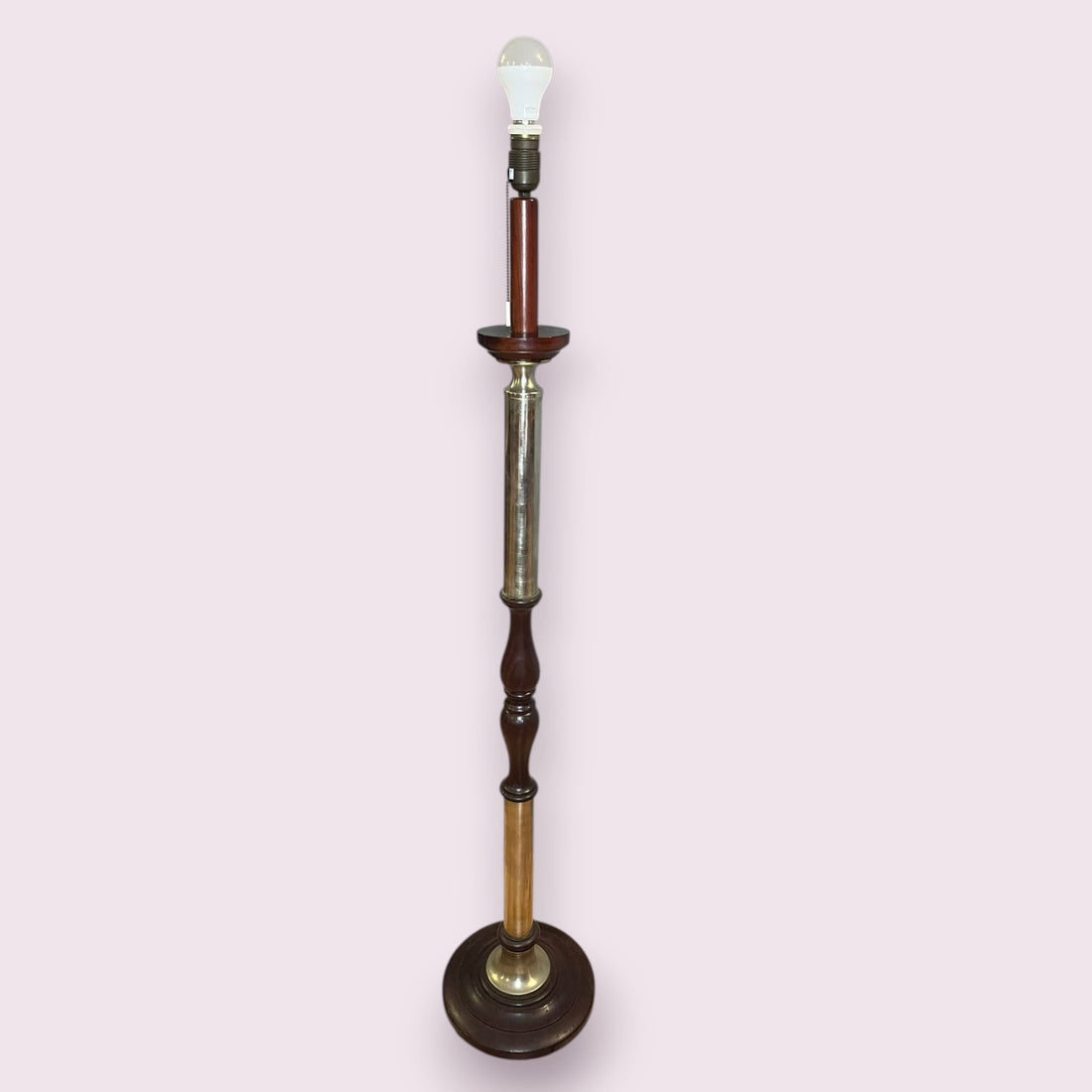 Lampara de pie clásica – estilo vintage y elegancia - Cositas Antiguas – La Guadaña, Anticuarios Online en Jerez , vender antigüedades, muebles antiguos