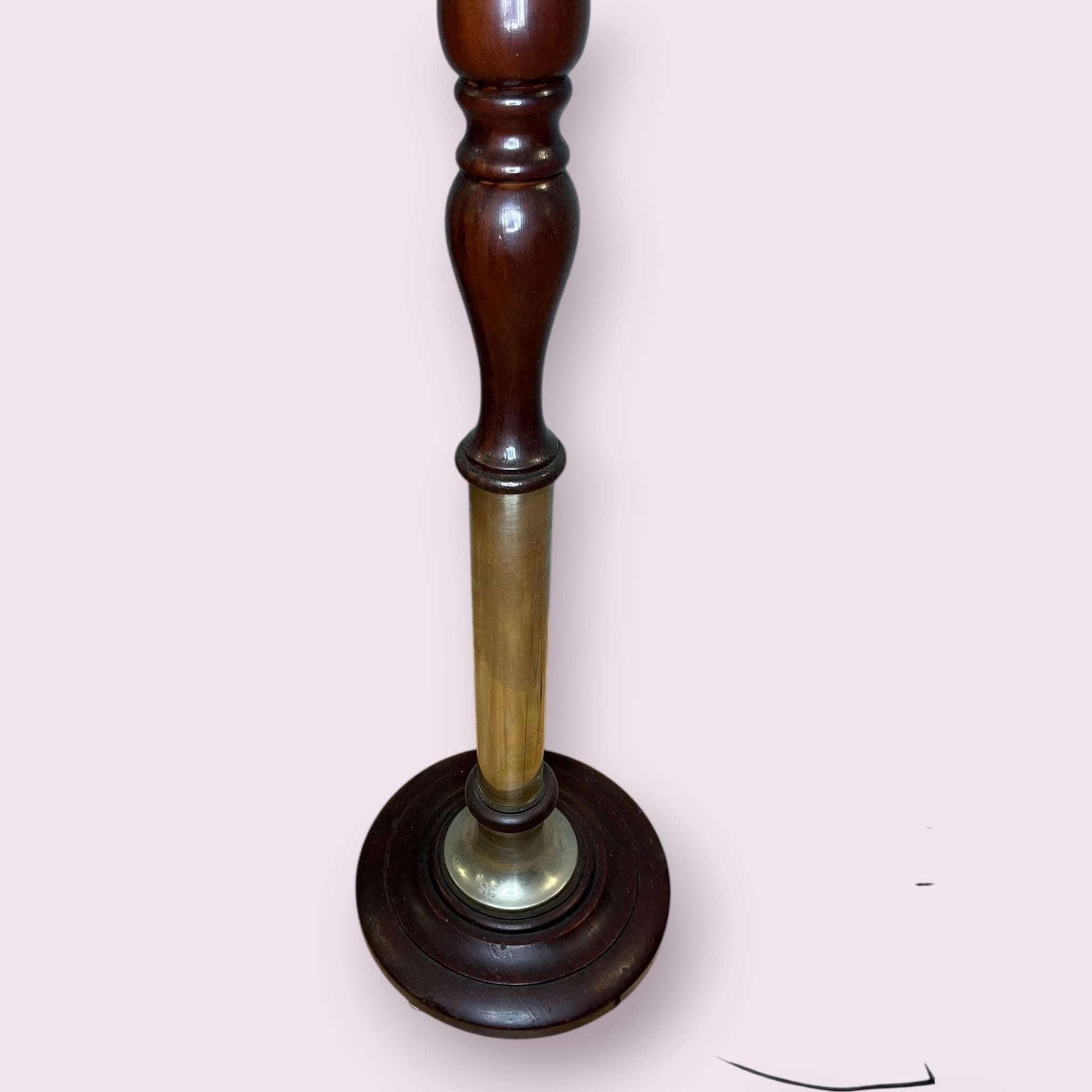 Lampara de pie clásica – estilo vintage y elegancia - Cositas Antiguas – La Guadaña, Anticuarios Online en Jerez , vender antigüedades, muebles antiguos