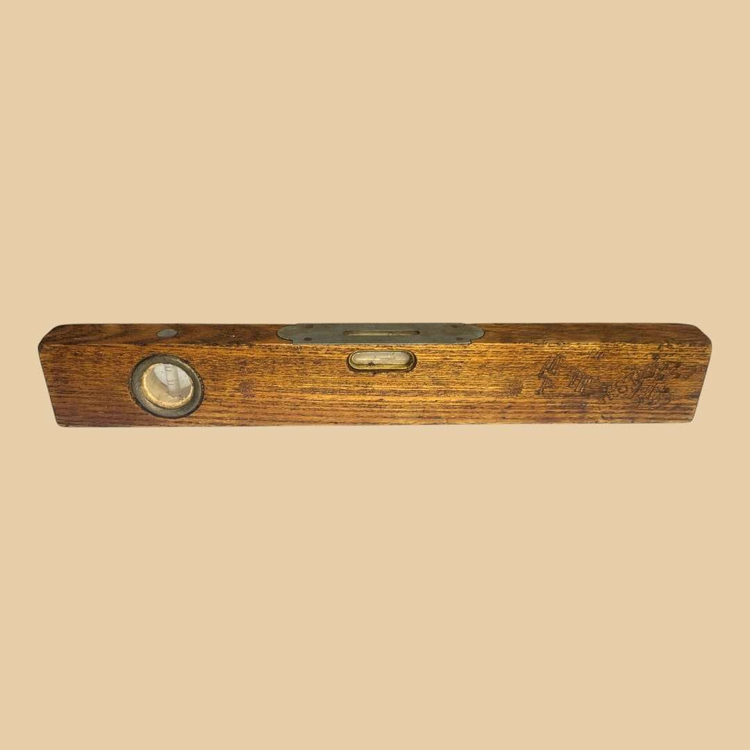 Nivel de burbuja antiguo de madera para carpintería clásica - Cositas Antiguas – La Guadaña, Anticuarios Online en Jerez , vender antigüedades, muebles antiguos