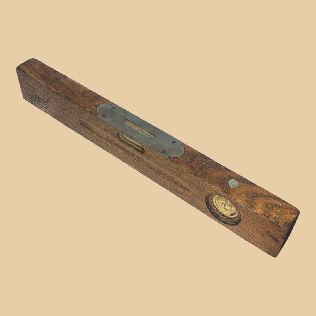 Nivel de burbuja antiguo de madera para carpintería clásica - Cositas Antiguas – La Guadaña, Anticuarios Online en Jerez , vender antigüedades, muebles antiguos
