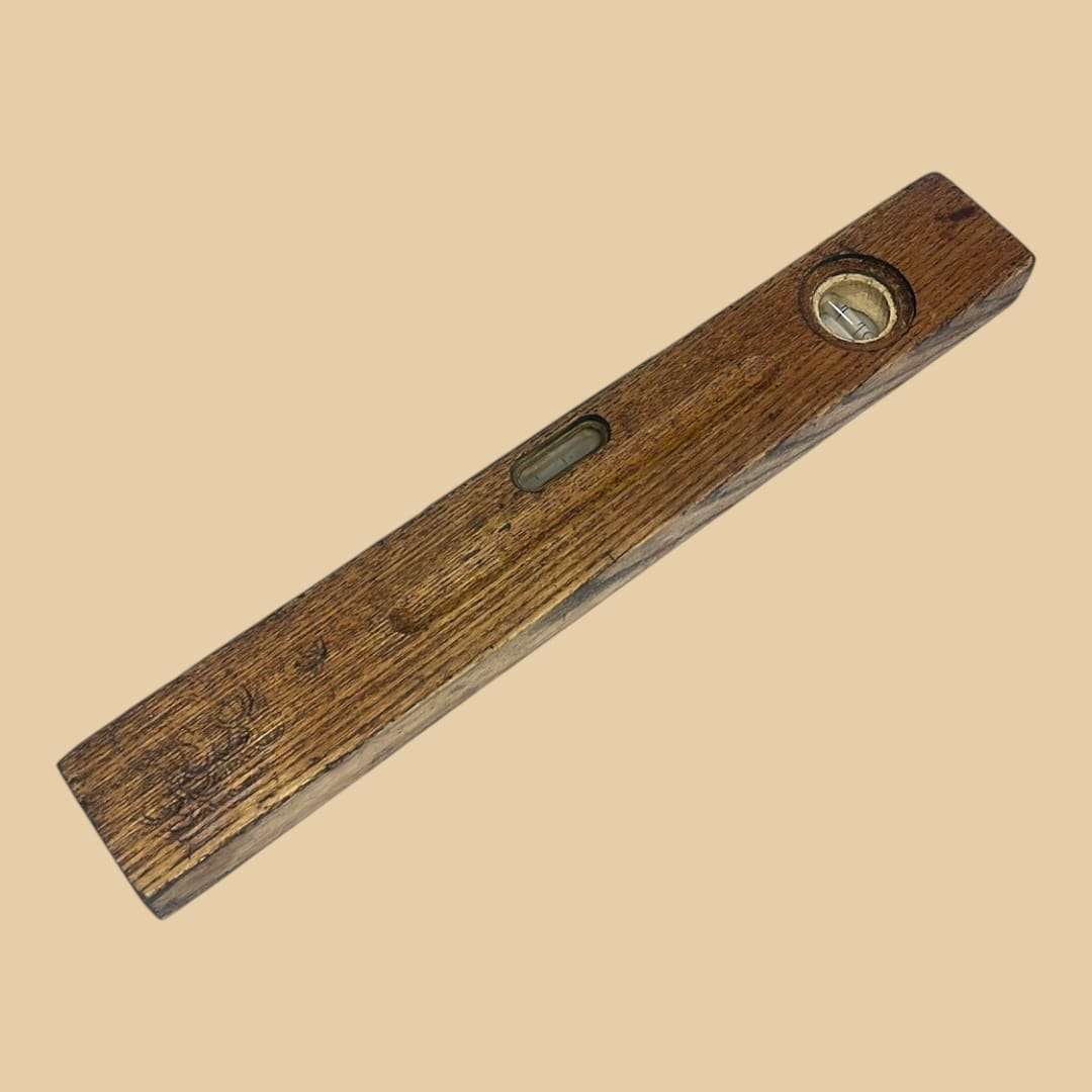 Nivel de burbuja antiguo de madera para carpintería clásica - Cositas Antiguas – La Guadaña, Anticuarios Online en Jerez , vender antigüedades, muebles antiguos