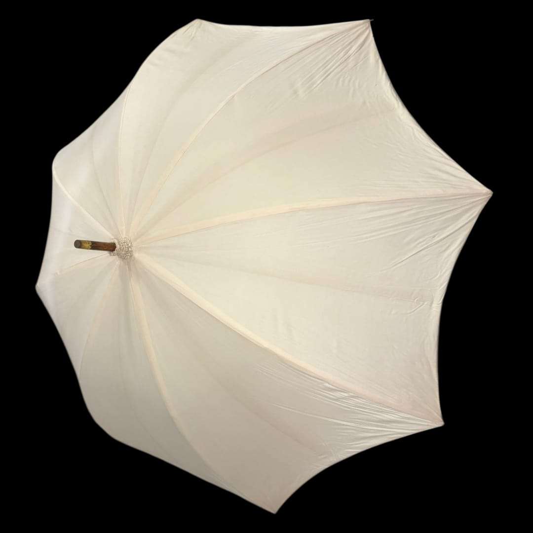 Paraguas clásico blanco con mango de madera | Elegancia - Cositas Antiguas – La Guadaña, Anticuarios Online en Jerez , vender antigüedades, muebles antiguos